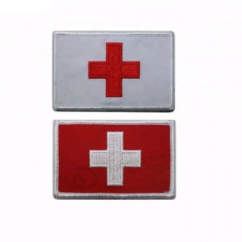 in het groot geborduurde het flard rood en witte vlag van Zwitserland
