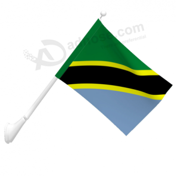 bandera nacional montada en la pared de tanzania con poste