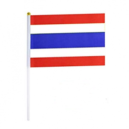 шелкография таиланд рука размахивая национальным флагом