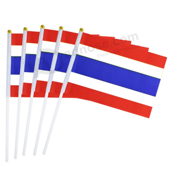 Bandiera tenuta in mano nazionale incoraggiante della Tailandia del paese del fan