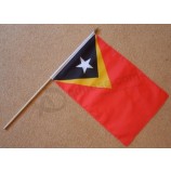 Drapeau Timor-Leste Timor oriental grand à manches molettes en polyester sur bâton en bois de 2 pieds