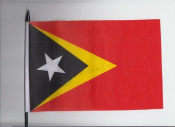 bandera que agita de la mano media de timor-leste (timor oriental)