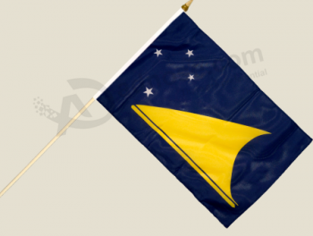 Drapeau tenu à la main Tokelau de couleur vive pour la célébration de l’événement