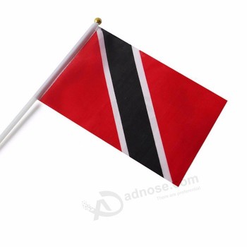 Fábrica directamente pequeña trinidad y tobago bandera de mano con palo de plástico