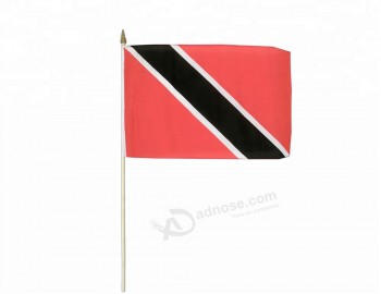 Drapeau national mini agitant à la main, stock en gros Trinité-et-Tobago drapeau de bâton pour les événements sportifs