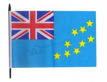 Tuvalu bandera ondeando a mano mediana con alta calidad