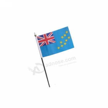 Разница в размерах Тувалу рука машет флагом
