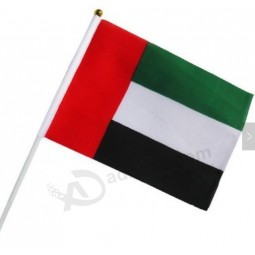 il produttore ha realizzato una bandiera sventolante a mano di piccole dimensioni degli Emirati Arabi Uniti