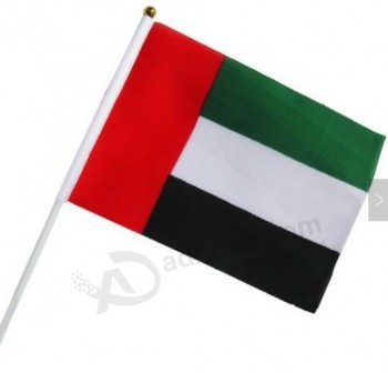il produttore ha realizzato una bandiera sventolante a mano di piccole dimensioni degli Emirati Arabi Uniti
