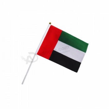 мини рука флаги страны ОАЭ размахивая держали флаг