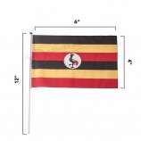 メーカーは、標準サイズのマシンが小さなウガンダの手を振る旗を縫製しました