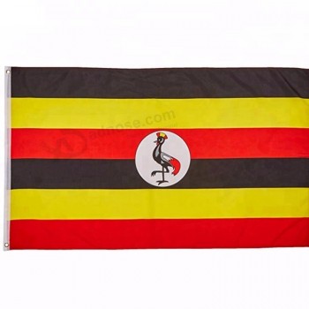 異なる素材印刷労働者はウガンダ国旗を縫製