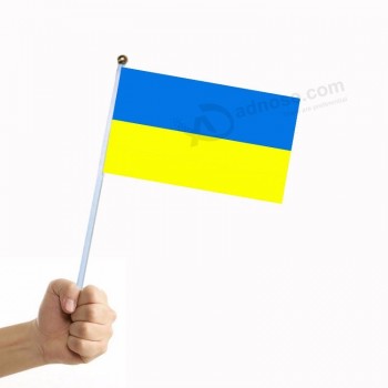 werbe ukraine kleine hand wehende flagge / ukraine hand flagge