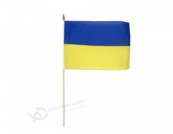 Taille personnalisée 12 x 18 pouces 75D polyester Ukraine drapeau tenu à la main avec mât en plastique