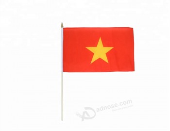 Vietnam 30 * 45cm brandissant le drapeau