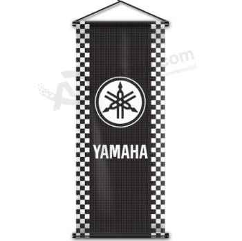Fã torcendo mão realizada yamaha logo roll banner
