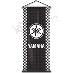 Striscione tifoso tenuto in mano yamaha logo roll banner