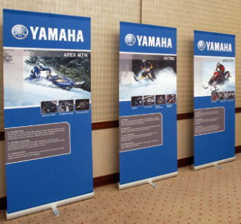supporto per banner promozionale roll up yamaha per display