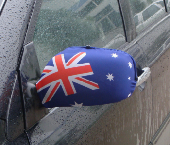 fanáticos del fútbol que animan la cubierta del coche del espejo de la bandera del país