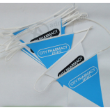 vlag met plastic wimpelstreng, ophanging met driehoekige vlag