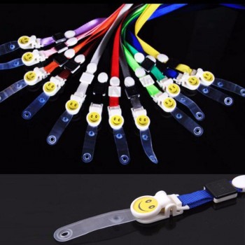 Vente en gros de longe de sangle de cou décorative avec clip en plastique de visage souriant