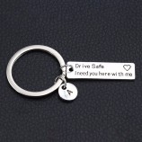 Fahren Sie sicher, ich brauche Sie hier mit mir / Paare Schlüsselbund / gravierte Schlüsselbund / Schriftzug AZ Schlüsselbund / Ehemann Geschenk / Freund Geschenk