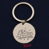 runder Schlüsselbund graviert Du bist mein Zuhause und mein Abenteuer Strichmännchen Berge und Mond Schlüsselanhänger für Liebhaber Schlüsselanhänger Geschenk