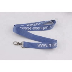 geweven label naaien op de dikke polyester lanyard