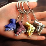 Mini zapatos de skate creativos modelo actividades con ruedas llavero automóviles bolsa colgante llavero hermoso regalo de año nuevo llavero