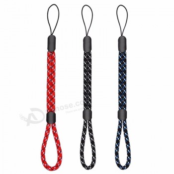 des cordons qui ressemblent à des colliers
