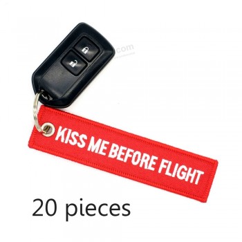 Verkauf 20pieces / lot küssen mich vor Flug keychain Autoschlüsselketten-Gewebestickerei Beutelcharme für spezielles Gepäck der Luftfahrt rote Marke