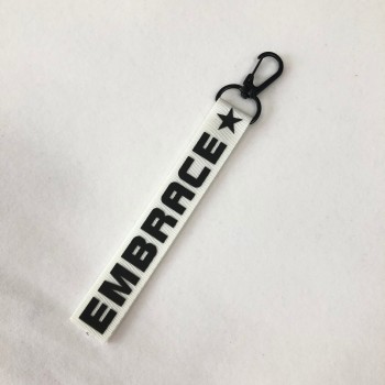 Logo de marque personnalisé Tissu de broderie double face promotionnel Porte-clés personnalisés pour l’équipage de vol