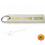 Geen MOQ custom goedkope geweven gouden logo alfabet PU letters stof vlucht logo's cool sleutelhangers tag, vliegtuigen Key tags