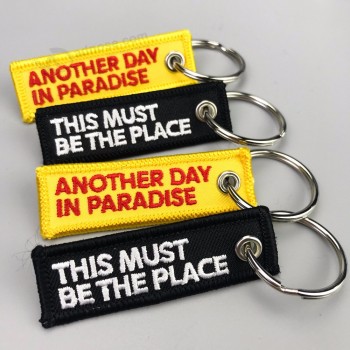 Porte-clés brodés avec logo en or avec porte-clés en métal