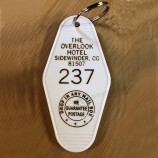 De stralende geïnspireerde hotel sleutel tag over het hoofd zien