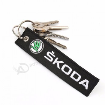 Porte-clés de vêtements brodés en sergé noir avec logo en lettres