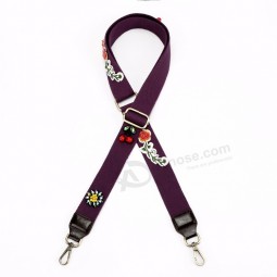 bolso de hombro con correa rosa y bordado de cuentas de cereza