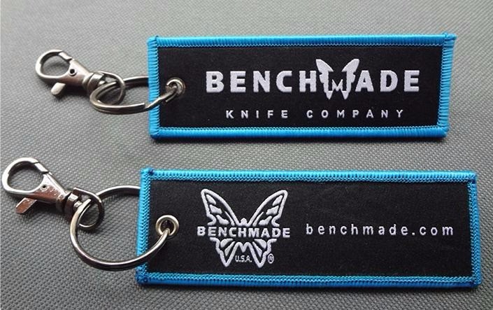 Gewebter Schlüsselanhänger mit doppeltem Logo für Kleidungsstücke mit Metallring
