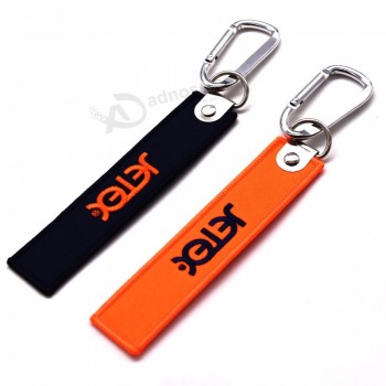 Benutzerdefinierte gewebte Marke Buchstaben Stoff gesticktes Schlüsseletikett mit Karabiner für Taschen