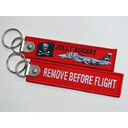 lustige Rogers entfernen vor dem Flug Tuch Rot bestickt Schlüsselanhänger Schlüsselanhänger Luftfahrt Sammlung Tags Ringe Gepäck Zeichen