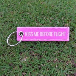 Rosa Kuss 20pcs / lot ich vor Flug keychain 7.7 * 2cm Gepäckumbaukette für Luftfahrtgeschenke Autoschlüsselringfrauen Schlüsselkettenaufkleber