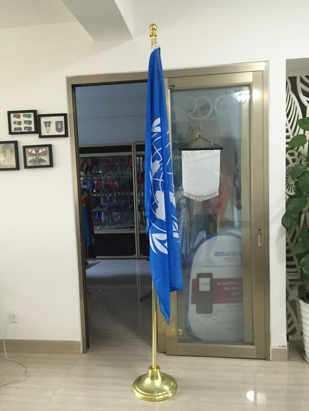 Escritório interno Sala de reunião Casa 8FT telescópica Bandeira de alumínio Pólo