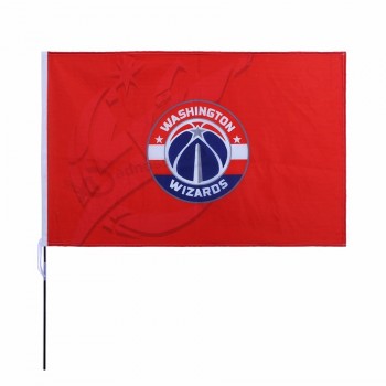 in het groot op maat gemaakte fans zwaaiende NBA-basketbalteams die een in de hand gehouden vlag drukken