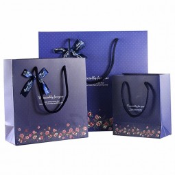 bolsa de papel de compras de regalo de tamaño de logotipo de impresión de moda personalizada para empacar ropa