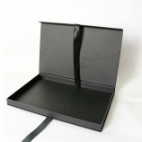 confezione regalo con chiusura magnetica rigida nera opaca UV con logo personalizzato in rilievo