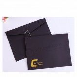 Vente en gros Enveloppe recyclée personnalisée A4 A5 C5 Enveloppes en papier noir avec bouton et fil logo en feuille d’or
