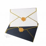 Enveloppe en papier noir ouverte personnalisée, enveloppe produite en usine avec logo pour l’emballage