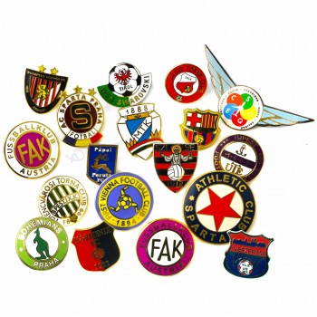 hoge kwaliteit souvenir voetbalclub custom logo metalen hard emaille badge mode decoratieve reversspeldjes voor kleding