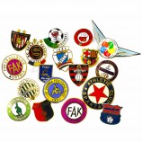 spille da bavero decorative di alta qualità souvenir logo personalizzato logo metallo smaltato duro moda spille decorative per vestiti