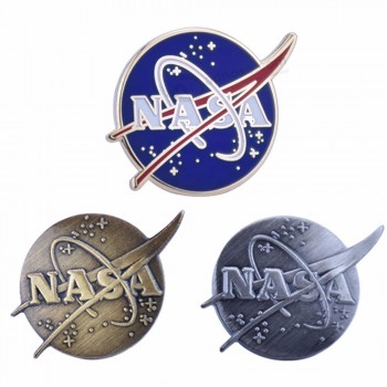 Amostra grátis fabricante por atacado personalizado 3D logotipo da nasa azul ou chapeamento de cor de metal esmalte duro distintivo pinos de lapela para terno